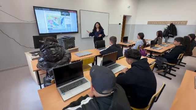 Primă de carieră didactică de 1.500 lei, aprobată de Guvern. Cine va primi banii din luna mai