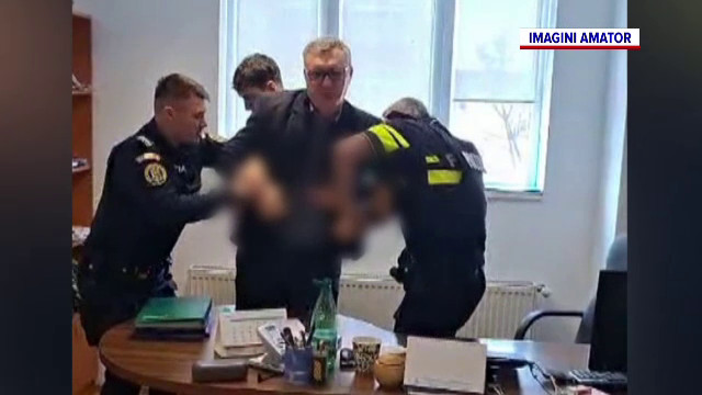 Scandal la Garda Forestieră București. Fostul șef, încătușat în birou și luat cu forța de polițiști: ”Dom'le, nu mă opun!”
