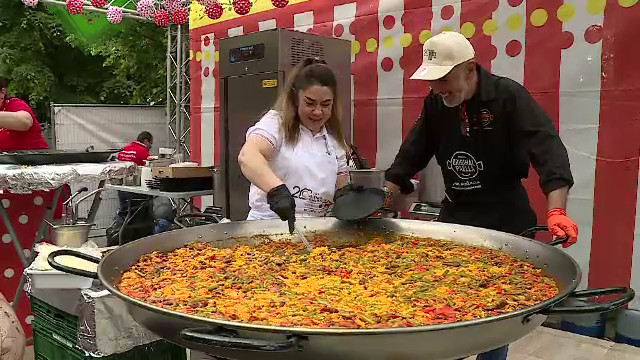 Cea mai mare paella gătită în România, atracția unui festival culinar organizat pe bulevardul Kiseleff