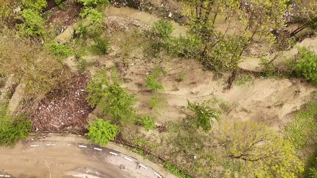 Ploile abundente au făcut prăpăd în mai multe zone din țară. Drumuri distruse, terenuri surpate și zeci de familii izolate