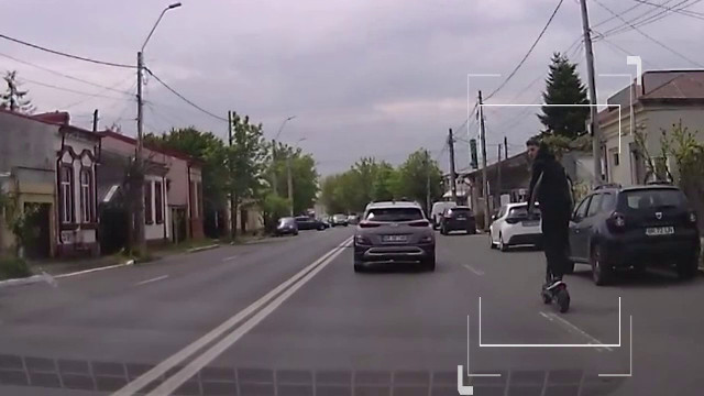 Un tânăr care gonea pe o trotinetă electrică și depășea mașinile, în Brăila, este căutat de polițiști. Un șofer l-a filmat