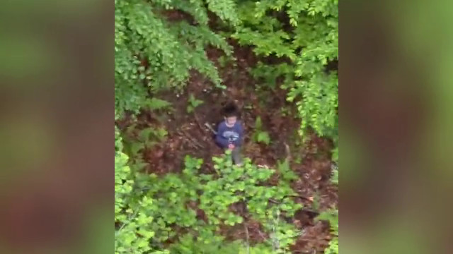 Prima reacție a copilului de 5 ani când și-a văzut părinții, după ce a fost găsit de un elicopter în pădure