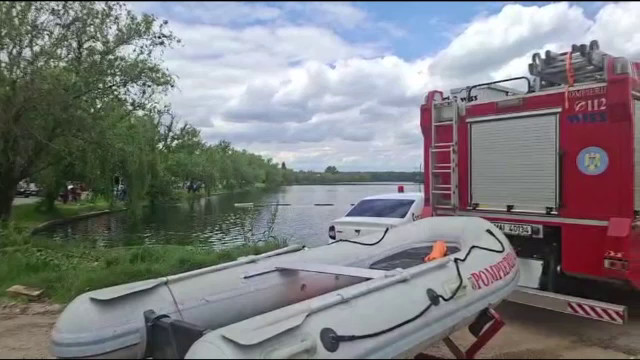 Un adolescent a sărit să-și salveze prietena care a căzut într-un lac din Chitila. Cei doi au ajuns la spital