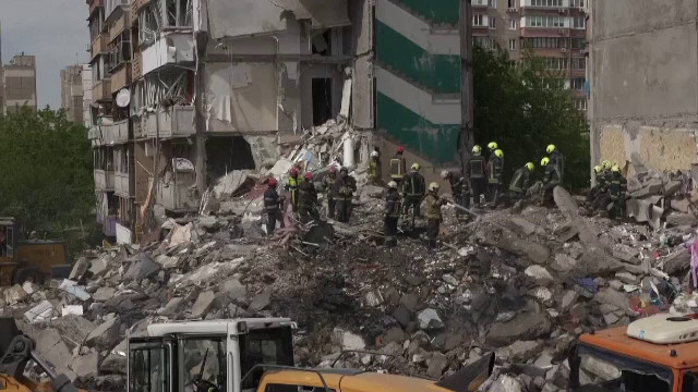 Putin a ucis cel puțin 10 oameni în Kiev, într-unul din cele mai cumplite atacuri ruse. Bloc de locuințe dărâmat cu rachete
