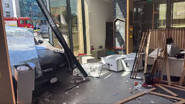 Șoferița de 71 de ani care a intrat cu mașina într-o bancă din Galați ar fi încurcat comenzile. O femeie, lovită din plin