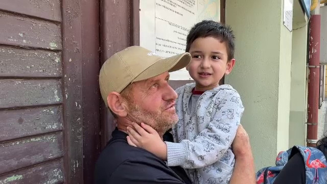 Alex, băiatul de 5 ani găsit în pădure a fost externat. Prima dorință a copilului la ieșirea din spital