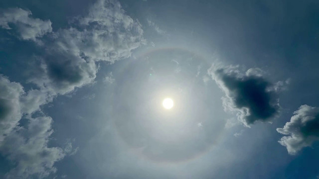 Fenomen spectaculos observat pe cer, deasupra Timişoarei. Un inel luminos a apărut în jurul Soarelui