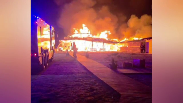 Flăcări violente la un beach bar din Mamaia. Localul a ars complet înainte de începutul sezonului estival