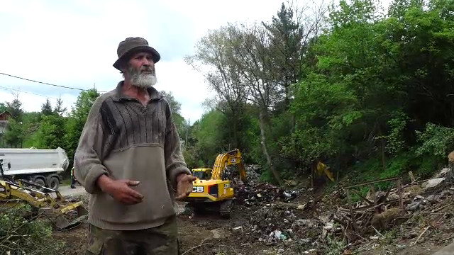 Curățenie cu hotărâre judecătorească în curtea unui băcăuan. Ce a adunat timp de 40 de ani: ”Când e harnic omul, e rău, nu?”