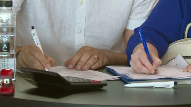 Din ce în ce mai puțini români se încumetă să ia credite de la bănci. Când estimează experții că ar putea scădea dobânzile