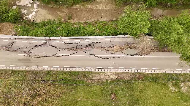 Un drum din Argeș modernizat recent s-a surpat după ploile torențiale. Lucrările au costat 12 milioane de lei, plus TVA