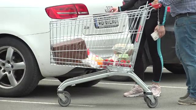 Care este ziua din săptămână în care românii cheltuie cei mai mulți bani. ”Stau în mașină până-mi trece”