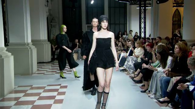 Peste 200 de designeri şi-au prezentat creaţiile la Romanian Fashion Week. Ce tendinţe au atras atenţia la Iaşi