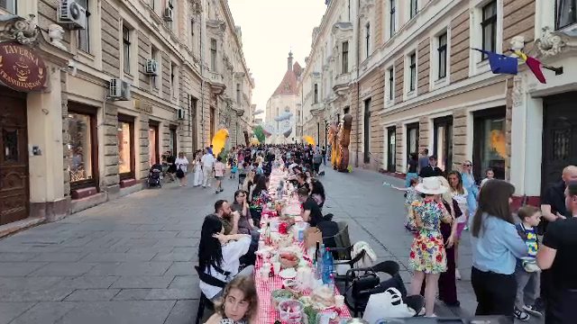Masă de 100 de metri în centrul Clujului. Sute de oameni au sărbătorit „Zilele orașului” cu mâncare adusă de acasă