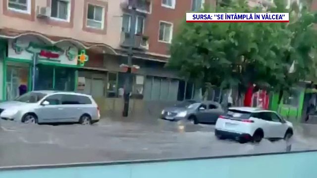Ploile torențiale au lovit sudul țării. Străzile din Râmnicu Vâlcea s-au transformat în râuri în doar câteva minute