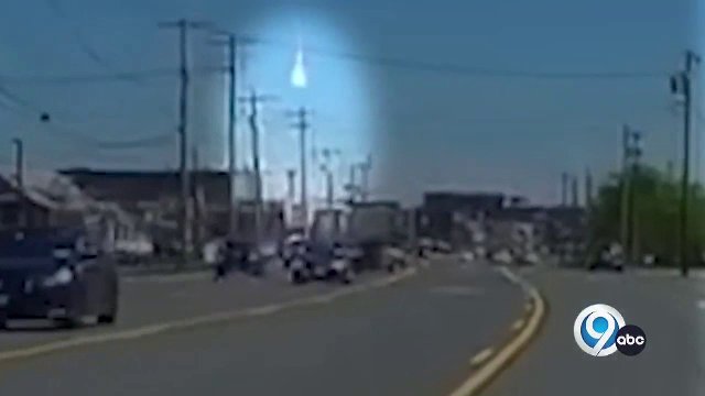 Fenomen rar în SUA. Un meteorit intrat cu 120.000 km/h în atmosferă a fost confundat cu o explozie