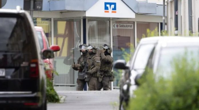 Luarea de ostatici la Banca Volksbank, la Sinzig, în vestul Germaniei s-a încheiat fără răniţi. Două persoane închise în sala seifurilor, eliberate, Autorii au fugit de la faţa locului