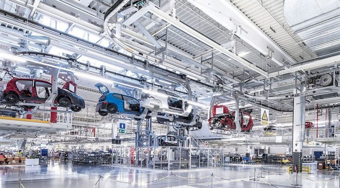 Producția europeană și cea globală de mașini, așteptată să scadă în acest an
