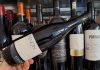 Vinul zilei: un Pinot Grigio elegant și complex, cotat cu 94 de puncte James Suckling. Un vin cu note de piersici galbene, pere coapte și pepene galben, susținute de o mineralitate distinctă și o aciditate revigorant