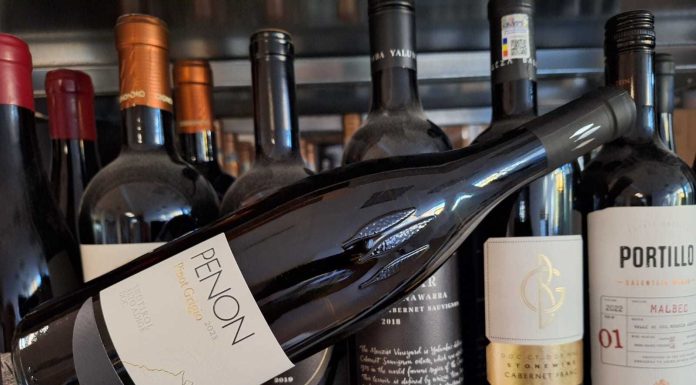 Vinul zilei: un Pinot Grigio elegant și complex, cotat cu 94 de puncte James Suckling. Un vin cu note de piersici galbene, pere coapte și pepene galben, susținute de o mineralitate distinctă și o aciditate revigorant