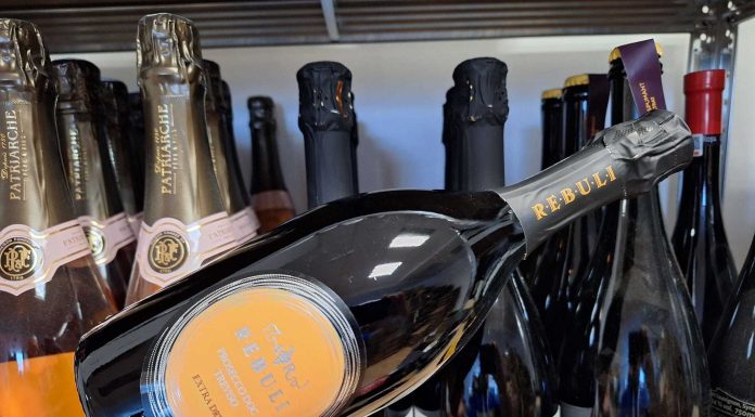 Vinul zilei: un prosecco obținut din Glera 100%, un vin care îmbină aromele florale delicate cu notele de fructe galbene și senzațiile de citrice dulci. Postgust tonic, cu tente de piersică albă și grapefruit dulce-amărui