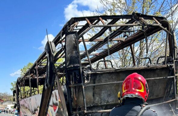 Incendiu la un autocar în Tulcea. Cele 27 de persoane aflate la bord s-au evacuat la timp