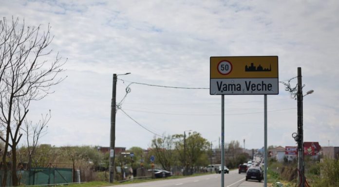 Vânt puternic pe plaja din Vama Veche. Cum se distrează turiștii