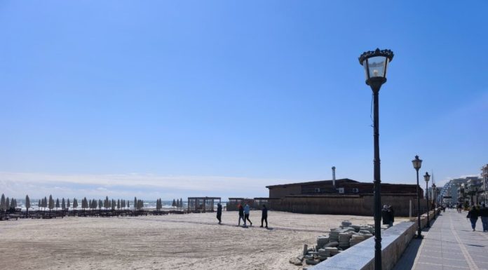 Minivacanța de 1 Mai pe litoral. Care este atmosfera pe plaja din Mamaia și cât costă un mic