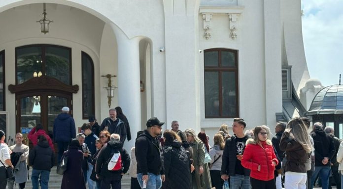 Faleza din fața Cazinoului din Constanța a devenit neîncăpătoare. Cât costă un bilet de intrare