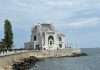 Faleza din fața Cazinoului din Constanța, plină de turiști. Care este prețul biletului de intrare
