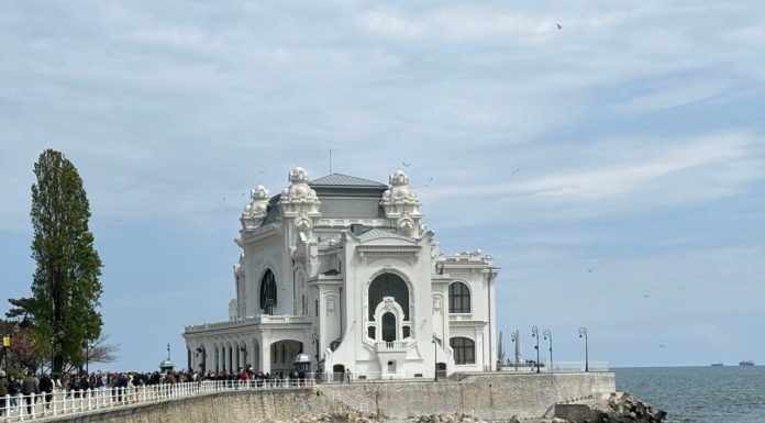 Faleza din fața Cazinoului din Constanța, plină de turiști. Care este prețul biletului de intrare