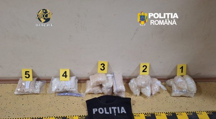 Brăila: Două femei şi un minor de 17 ani, acuzaţi că au adus din Germani aproape zece kilograme de stupefiante. Cei trei au fost reţinuţi pentru trafic de droguri de mare risc – FOTO