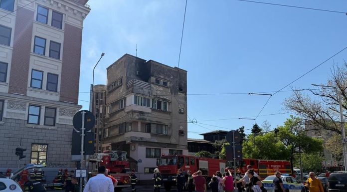 Incendiu într-un bloc de lângă Gara de Nord din București. O persoană a fost găsită inconștientă, cu arsuri
