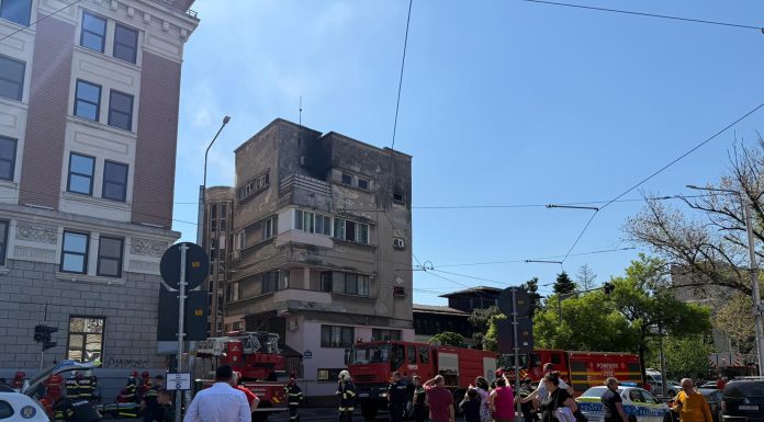 UPDATE – Bucureşti – Incendiu la un apartament situat la ultimul etaj al unui bloc din apropierea Gării de Nord – o persoană inconştientă, cu arsuri; alte trei, conştiente, primesc îngrijiri medicale / Incendiul a fost lichidat. Care e starea victimelor –