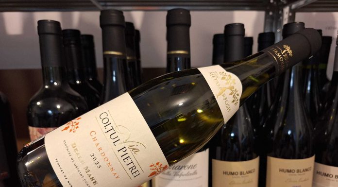 Vinul zilei: un Chardonnay cu accente florale și fructate, cu aciditate vibrantă și mineralitate fină, un vin cu un mare potențial estival și gastronomic