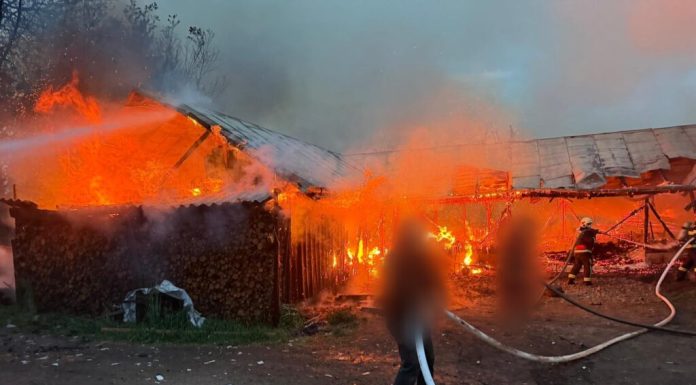 Incendiu puternic la două adăposturi de animale din Frătăuții Vechi. Echipajele intervin pentru stingerea focului