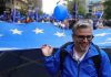 Protestatarul de serviciu al USR, acum și de Ziua Europeană