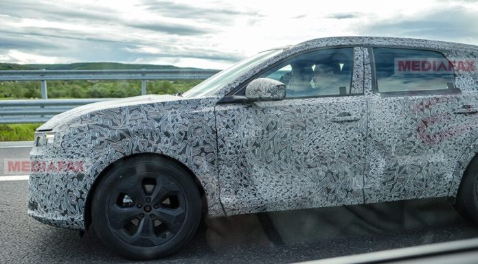Primele imagini cu noul model Dacia! Striker a fost fotografiat pe șoselele din România | EXCLUSIV