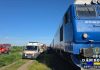 Maşină lovită de un tren cu o sută de călători, în judeţul Dâmboviţa / O persoană a murit, iar trei călători au suferit atac de panică – FOTO