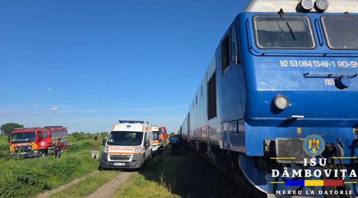 Maşină lovită de un tren cu o sută de călători, în judeţul Dâmboviţa / O persoană a murit, iar trei călători au suferit atac de panică – FOTO