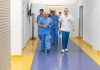 Primele proteze de genunchi la SJU Buzău. Cătălin Cârstoiu şi echipa de la Spitalul Universitar au operat două paciente în cadrul consorţiului medical cu Bucureştiul – FOTO