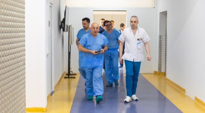 Primele proteze de genunchi la SJU Buzău. Cătălin Cârstoiu şi echipa de la Spitalul Universitar au operat două paciente în cadrul consorţiului medical cu Bucureştiul – FOTO