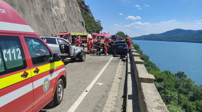 Grav accident rutier pe DN 6, în zona viaductului Bahna, în Mehedinți. Trei mașini implicate, o persoană a murit