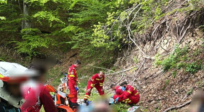 Bistrița-Năsăud: Tânăr de 19 ani, mort după ce a căzut cu motocicleta într-o prăpastie