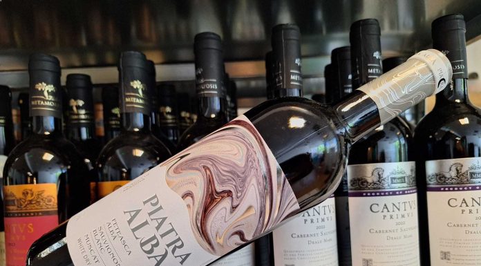 Vinul zilei: un cupaj alb din Fetească Albă, Sauvignon Blanc și Muscat, cu note principale de flori și fructe, un vin vivace și prietenos care anunță vara