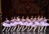 Un sărut, o vrajă, o lume întreagă suspendată între vis și destin – „Frumoasa din Pădurea Adormită” transformă scena Operei Naționale București într-un regat al emoției pure