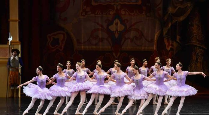 Un sărut, o vrajă, o lume întreagă suspendată între vis și destin – „Frumoasa din Pădurea Adormită” transformă scena Operei Naționale București într-un regat al emoției pure
