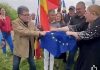 Șoșoacă susține că Nicușor Dan vrea să numească un premier de la SOS România. Cine este Dumitru Manea, cu care Șoșoacă rupea steagul UE