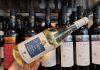 Vinul zilei: un toscan altfel, obținut din soiul Vermentino, un vin ca o briză marină într-o zi toridă, care vine cu arome de piersică albă, citrice și ente de flori de câmp. Savuros alături de fructe de mare sau pește la grătar