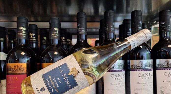 Vinul zilei: un toscan altfel, obținut din soiul Vermentino, un vin ca o briză marină într-o zi toridă, care vine cu arome de piersică albă, citrice și ente de flori de câmp. Savuros alături de fructe de mare sau pește la grătar